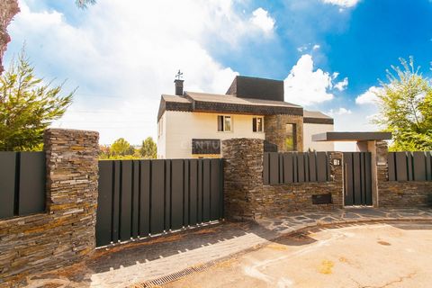 Detached villa for sale in Parque Boadilla. Built in 2003, on a plot of 2,597 m2, surrounded by green area by the Guadarrama Natural Park that does not admit future buildings. It has been partially refurbished in 2022 and is distributed over 2 main f...