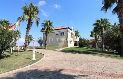 Pronto per il trasloco villa arredata in un complesso con piscina ad Antalya La villa si trova nel quartiere Karaday, nel quartiere Serik di Antalya. Caraday offre uno stile di vita tranquillo e con la vicinanza a Belek, alla spiaggia e ai campi da g...