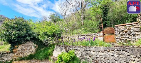 À SAISIR ! Dans le village de Pailhès, cette maison saine à rafraîchir sur deux étages est composée au rez-de-chaussée d'une cuisine/salle à manger avec cellier. Au premier étage, elle dispose de deux chambres et d'une salle d'eau. Au deuxième étage,...