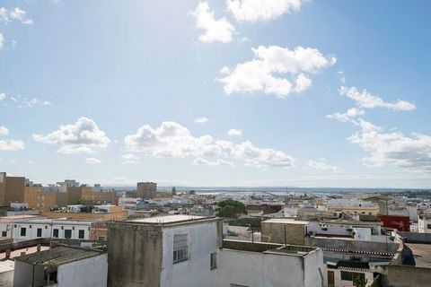 Gelegen op de derde verdieping met lift, bevindt dit appartement zich op de penthouse-verdieping vanwaar u kunt genieten van het uitzicht op het stadscentrum en zelfs de rust van de zee in de verte kunt waarderen. Er is geen betere manier om de dag t...