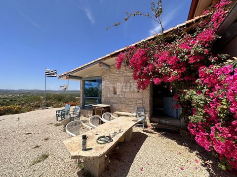 Location: Zadarska županija, Pakoštane, Vrana. KRÄHE, PAKOŠTANE – GELEGENHEIT! Ein einzigartiges Steinhaus mit spektakulärer Aussicht Eine einzigartige Immobilie zum Verkauf neben dem Naturpark Vrana-See. Das Haus besteht aus zwei Einheiten, jede Ein...