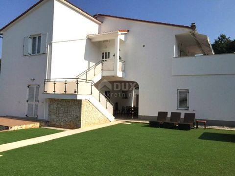 Location: Istarska županija, Medulin, Pješčana Uvala. A detached house for sale with a large yard near the beach in Pješčana Uvala. The house is located on a plot of land of 862 m2. It consists of a main apartment of 160 m2 with 3 bedrooms, two bathr...