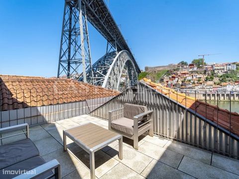 Apartamento T1 duplex no 3º piso com 53 m2 e vista única para o Rio Douro, com terraço sobre a ponte D. Luís. Local de grande interesse histórico e turístico. O apartamento está a funcionar como alojamento local e está totalmente equipado e mobilado....