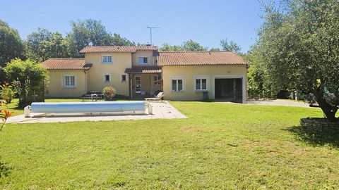 Entdecken Sie dieses prächtige Haus aus den 80er Jahren, komplett renoviert und in perfektem Zustand, im sicheren Viertel Birac in Montauban. Eingebettet in eine grüne Umgebung bietet dieses Anwesen ein ruhiges Wohnumfeld ohne jegliche Belästigung, n...