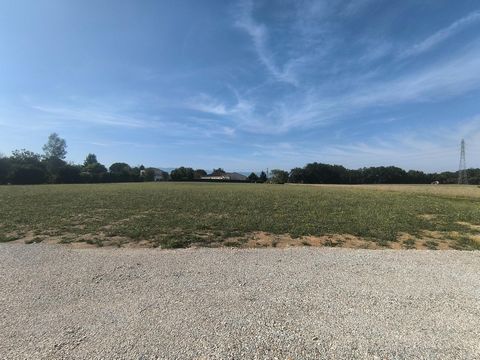 Situé dans la charmante ville de Castres (81100), ce terrain constructible de 1600 m² offre une opportunité unique d'acquérir un espace idéal pour la construction d'une résidence personnalisée. Niché dans un quartier calme et paisible, ce terrain se ...