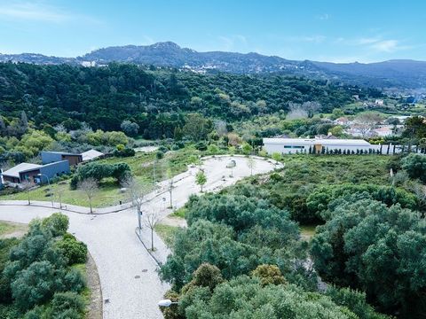 Plot of land for building a contemporary-style villa in Várzea, surrounded by countryside, with stunning views of the Serra de Sintra and located 30 minutes from the centre of Lisbon. Situated in a new urbanization in the surrounding Parque Natural S...