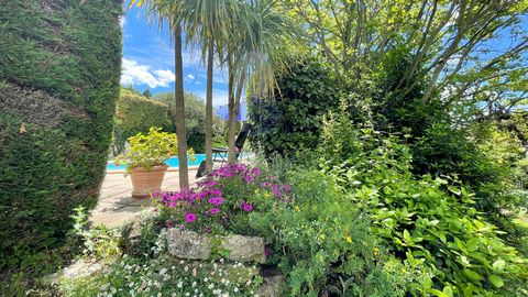 This property located in a peaceful residential area, offers you an exceptional living environment just 15 minutes walk from the famous Place aux Herbes. With a strategic location, it wonderfully combines privacy and easy access to urban services, wh...