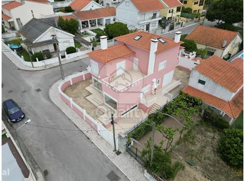 Kommen Sie und sehen Sie sich dieses unglaubliche Einfamilienhaus an, komplett renoviert und in einer ruhigen Gegend gelegen, in Charneca da Caparica, Vale Cavala Gebiet, mit 254m2 Gesamtbaufläche, implantiert auf einem Grundstück mit 334m2. Mit sehr...