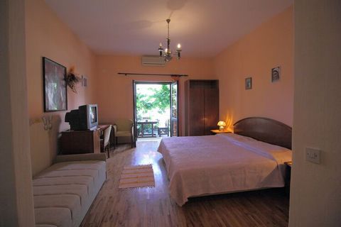 Apartments Magda feature set of accommodation units located in Cavtat, a small town near Dubrovnik. BBQ and ironing facilities available upon request. Baby cot available upon request. Private parking available, reservation is not required. This Comfo...