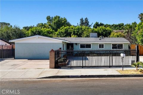 Welcome to this charming Sylmar ranch home featuring a 4-bed, 2-bath main house and a 1-bed, 1-bath ADU. The open-concept main living area showcases an updated kitchen with stainless steel appliances, a spacious living room, and a formal dining room ...