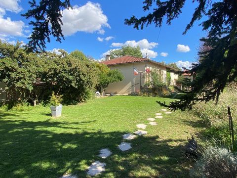 Située dans la charmante commune de Mazères (09270), cette maison bénéficie d'un cadre paisible et verdoyant, idéal pour les amoureux de nature. Mazères offre un environnement calme et familial, tout en restant proche des commodités essentielles tell...