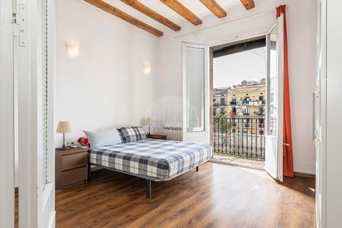 Are you looking for a house with character in the heart of the Gothic? We have just what you need. This 100m2 apartment is an architectural gem: high ceilings with Catalan volta, royal estate, and best of all, all exterior. With 2 bedrooms and 2 bath...