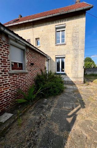 Aux portes de Soissons, coeur de ville et gare accessibles à pieds, maison en pierre, comprenant entrée, cuisine, séjour, 3 chambres, salle-de-bains, WC. Grenier. Terrain clos d'environ 400m2, dépendances. Garage (deux véhicules). La maison bénéficie...