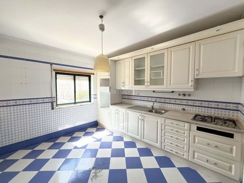 4 bedroom apartment with 141 square meters, located in the city of Setúbal. Property located in a quiet residential area, close to points of commerce, services, schools and surrounded by green spaces. With excellent accessibility, close to the main r...