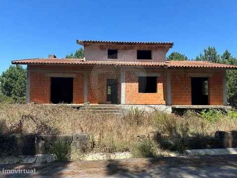 Terreno para venda em Aguada de Cima Lote de terreno com 1300 m2 com benfeitorias. O terreno é vendido com uma moradia de três pisos alvorada e o término da obra ficará ao encargo do comprador. Situado numa zona calma e muito perto do centro da Vila ...