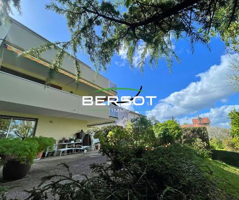 Bersot Immobilier exclusively presents this magnificent apartment located in Bregille, just 5 minutes from the historic heart of Besançon. Nestled in a small, well-maintained condominium with elevator, this apartment offers an ideal living environmen...