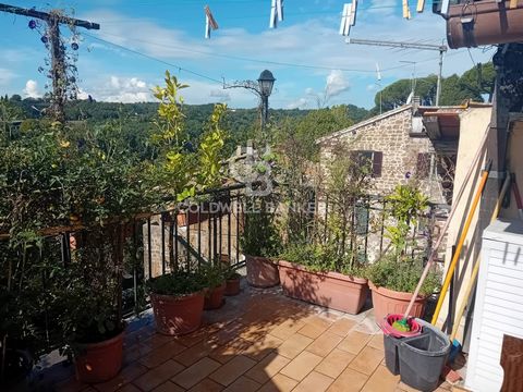 Sutri- Nel centro storico del paese con vista sui lavatoi proponiamo in esclusiva un appartamento su due livelli. Internamente l'immobile è composto da una zona giorno che comprende una cucina a vista, un soggiorno con camino ed un bagno. Salendo una...