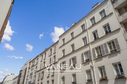 Paris 15., in einem alten, gepflegten Gebäude, bietet Ihnen die Agentur VANEAU im 5. und letzten Stock ohne Aufzug eine charmante 2-Zimmer-Wohnung, sehr ruhig und mit schöner Helligkeit, Zenitlicht, Wohnzimmer nach Süden mit sichtbaren Balken, Einbau...