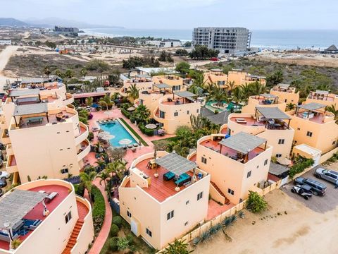 Cerritos Sunrise vous souhaite la bienvenue ! Situé à seulement un pâté de maisons de l’incroyable plage de Cerritos, célèbre pour ses vagues de surf parfaites et idéale pour la baignade. Ce complexe est entouré par la nature et présente un beau desi...