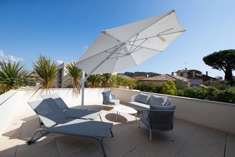 What a rare opportunity for an incredible investment.... In the heart of Saint-Tropez we offer you this recent building comprising 3 luxury apartments, composed as follows: A 2-room apartment comprising an entrance hall with a cloakroom, a bright liv...