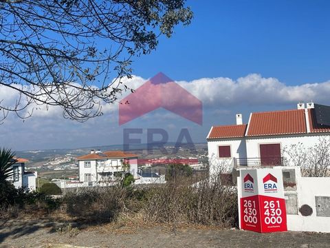 Terrain de 226m2 pour la construction d'une maison jumelée avec une surface de construction de 223m2. Emplacement privilégié à quelques minutes de Praia da Peralta, Praia do Areal et Praia da Areia Branca, entre autres. Le lotissement bénéficie d'une...