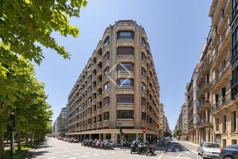 Lucas Fox presenta este exclusivo apartamento a estrenar, que dispone de dos terrazas, situado en el Paseo de lo Fueros al lado del río Urumea, en plena Área Romántica de San Sebastián, muy céntrico. Posee de una superficie aproximada de 70m2 constru...