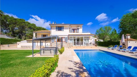 Esta villa se ofrece a la venta en una tranquila zona residencial de Puerto Pollensa, ideal para vacaciones en familia o para vivir todo el año. Cuenta con hermosos jardines, vistas a la montaña, una excelente ubicación cerca de la playa y una codici...