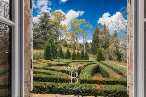 EXCLUSIVITÉ - COURZIEU. Dans un écrin de verdure, venez apprécier ce véritable hameau composé d'un château d'habitation avec 5 chambres/suites et 2 gîtes, d'un bâtiment comprenant un restaurant avec ses équipements professionnels, une immense grange ...