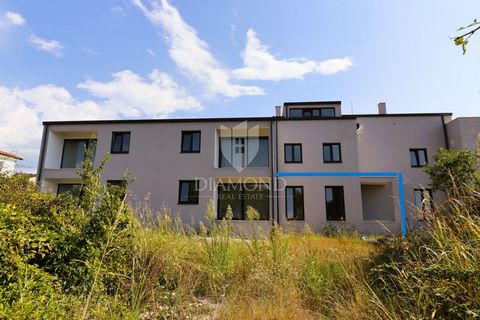 Location: Istarska županija, Poreč, Poreč. Three-room apartment with a sea view, near Poreč! In the vicinity of Poreč, this modern new construction is completed in a building with five residential units. The building is located only 6 km from the sea...