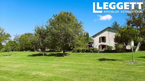 A32281JJE24 - Mooi ruim stenen huis met een eigen terras op een zeer goed onderhouden mede-eigendom. Op de begane grond is er een grote open keuken, eetkamer en kleine zitkamer, een slaapkamer en een doucheruimte met wc. Boven is er een grote woonkam...