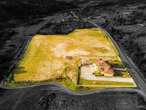 Está magnífica propriedade esta localizada em Vila Flor (Valtorno e Mourão), no distrito de Bragança. Muito próxima à Estrada Nacional 214 (EN214) e Itinerário Complementar 5 (IC5), e com entrada face a Estrada Municipal 324 (Vila Flor). São 600m2 de...