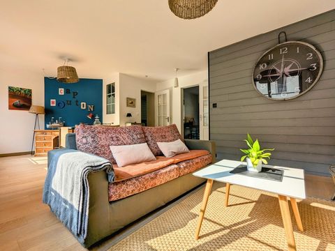 Situé à seulement 50 mètres du port et à trois minutes à pied de la plage de la Banche, cet appartement de 2 pièces de 56 m2, orienté plein sud, bénéficie d’un excellent emplacement au centre de Binic. Proche de toutes les commodités, avec un accès f...