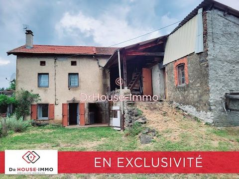 Commune de Loudes, ancien corps de ferme en pierre à rénover entièrement. Idéalement située à proximité de la zone de Chaspuzac et à seulement 15 min du Puy en Velay. Habitation de type F4 de 80 m2 environ sur 2 niveaux. Dépendance de 55 m² au sol co...