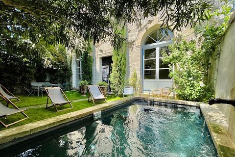 En plein cœur d'Uzès, à seulement 2 minutes à pied de la place aux Herbes, emplacement exceptionnel pour cette maison de maître ensoleillée avec cachet, au calme. Une fois passé le portail ancien, l'élégante façade aux fenêtres cintrées se découvre p...