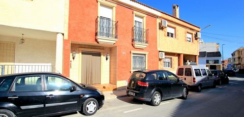 Aquí tenemos una amplia y bien cuidada casa familiar en el corazón del pueblo de Benijofar. La ubicación es uno de los mayores atractivos de esta propiedad, ya que cuenta con una variada gama de servicios y comodidades, incluyendo tiendas, bares, res...