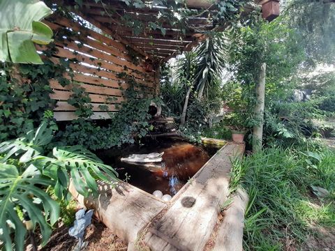 Vivienda unifamiliar en venta en Charco del Pino, Granadilla de Abona. Esta casa está entre medianeras, desarrollada en 2 plantas sobre rasante. La planta baja tiene una superficie total construida de 181m2 y la planta alta de 74m2; situada sobre una...