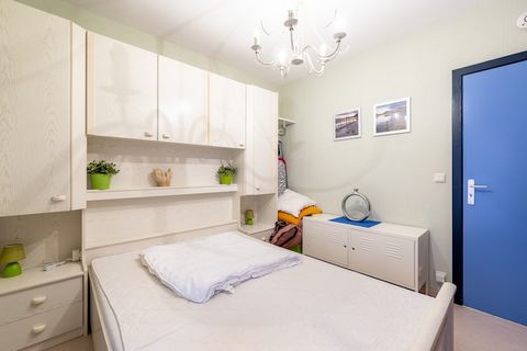 Wake up to the sound of waves and stunning views of the North Sea and Blankenberge Pier from this cozy, modern 2-bedroom apartment on Zeedijk 202. Ideally located on the 2nd floor, the apartment features both a sea-facing front terrace and a quiet re...
