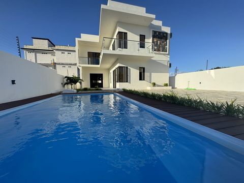 We zijn verheugd om een nieuwe ongemeubileerde villa te presenteren, met hedendaagse architectuur en een uitzonderlijke leefomgeving in Grand Bay, Mauritius. Strak en modern ontwerp Deze sublieme villa valt op door zijn elegante en moderne design. Ov...