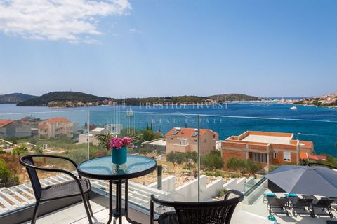Location: Šibensko-kninska županija, Rogoznica, Rogoznica. ROGOZNICA - Luxury semi-detached villa with panoramic sea views For sale is a villa with a swimming pool located near Rogoznica. The villa is spread over several floors and is built in a casc...