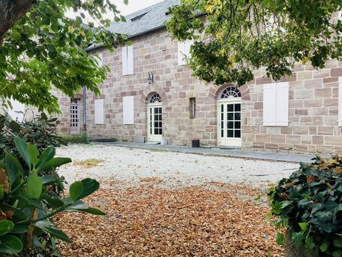 Belle demeure d'un ancien Hotel Prestigieux dans le bourg de Varetz proche de Brive.et l"A20