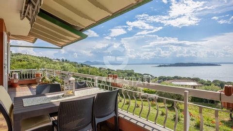 Villa delle Rose è disposta su due livelli collegati tra loro tramite scala interna. Al piano terra rialzato troviamo l'ingresso, un magnifico grande soggiorno con zona pranzo e camino con accesso al terrazzo coperto, una camera padronale con bagno e...