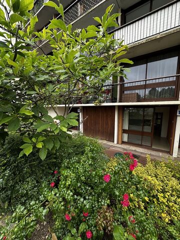 Situé au rez-de-chaussée d’une résidence sécurisée, prisée pour son cadre paisible et verdoyant, ce studio de 26,97 m2 loi Carrez bénéficie d’un environnement idéal avec piscine, aire de jeux et espaces verts tout en restant proche des commerces et d...