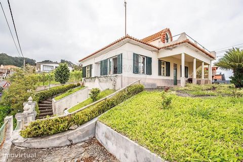 Há casas que nos tocam. Lugares que sentimos que podiam ser nossos, onde conseguimos imaginar os risos das crianças no quintal, os jantares ao pôr do sol, os domingos em família à volta do churrasco. Esta moradia T5 em São Jorge tem esse poder. Rodea...
