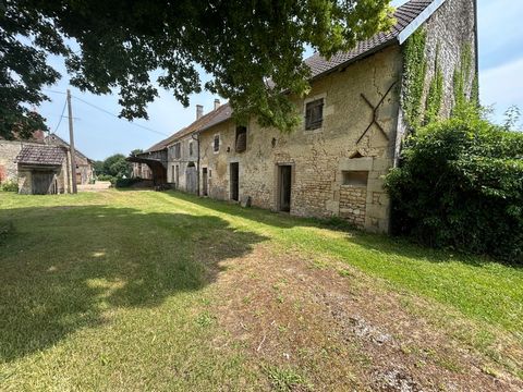 Corps de ferme à rénover avec grand terrain de 5 252 m² potentiel rare en Yonne (89)