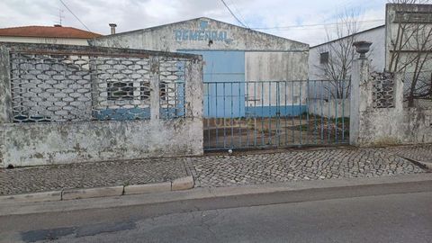 Oportunidade única para o seu negócio! Estes dois armazéns, localizados na Zona Industrial de Almeirim, oferecem um espaço amplo e funcional, com uma área de construção total de cerca de 1.000 m², inseridos num lote de 1.345 m². A sua localização est...