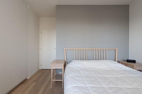 Dit gezellige en lichte gerenoveerde appartement met 2 slaapkamers ligt op de 5e verdieping en biedt een oase van rust in het hart van Oostende. Het appartement is comfortabel ingericht en voorzien van moderne voorzieningen. Er kunnen maximaal 4 gast...