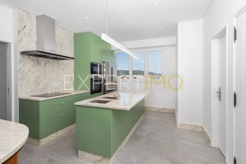 Espaçoso apartamento T4, totalmente remodelado com varanda de 23m2, ar condicionado em todas as divisões e cozinha totalmente equipada. Localizado junto ao Jardim do Bonfim, uma das zonas mais centrais e emblemáticas da cidade de Setúbal. Inserido nu...