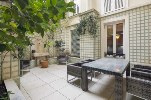 Op de begane grond van een gebouw uit 1900 met uitzicht op de Place de Breteuil, een zeer mooi appartement van 97 m2 volledig gerenoveerd met oude decoratieve elementen, uitkomend op een mooie privé beplante binnenplaats van 28 m2, in absolute rust, ...