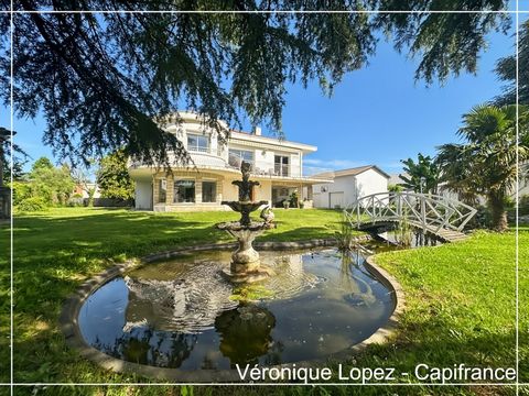 Agen, dans un quartier calme, superbe maison sur deux niveaux de 274 m² avec jardin et double garage