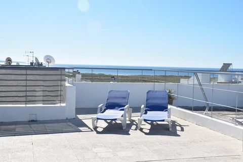 Cet appartement accueillant à Lagos offre une vue imprenable sur la mer et constitue un havre de paix à quelques pas du rivage. Idéal pour des vacances relaxantes à la plage, il dispose d'espaces de vie spacieux, d'une cuisine entièrement équipée et ...